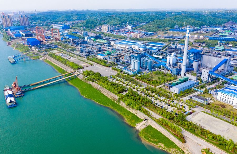 这是位于湖北省宜昌市的兴发集团宜昌新材料产业园（2022年4月19日摄，无人机照片）。新华社发