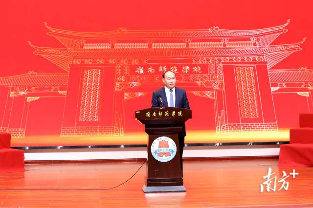 岭南师范学院校长阳爱民讲话。