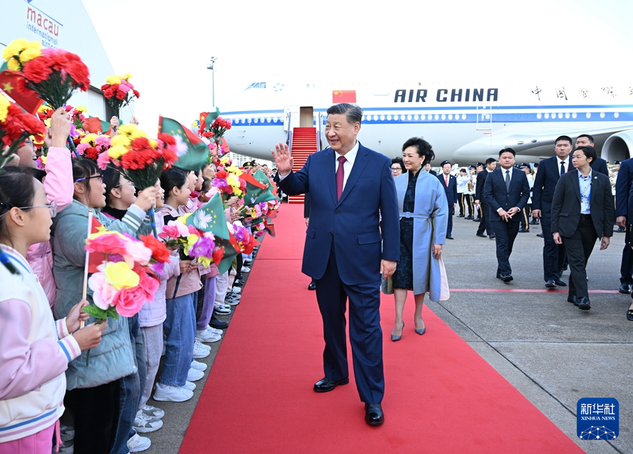 12月18日下午，中共中央总书记、国家主席、中央军委主席习近平乘专机抵达澳门，出席将于20日举行的庆祝澳门回归祖国25周年大会暨澳门特别行政区第六届政府就职典礼并视察澳门。这是习近平和夫人彭丽媛向欢迎人群致意。新华社记者 谢环驰 摄