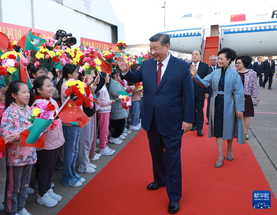 12月18日下午，中共中央总书记、国家主席、中央军委主席习近平乘专机抵达澳门，出席将于20日举行的庆祝澳门回归祖国25周年大会暨澳门特别行政区第六届政府就职典礼并视察澳门。这是习近平和夫人彭丽媛向欢迎人群致意。新华社记者 鞠鹏 摄