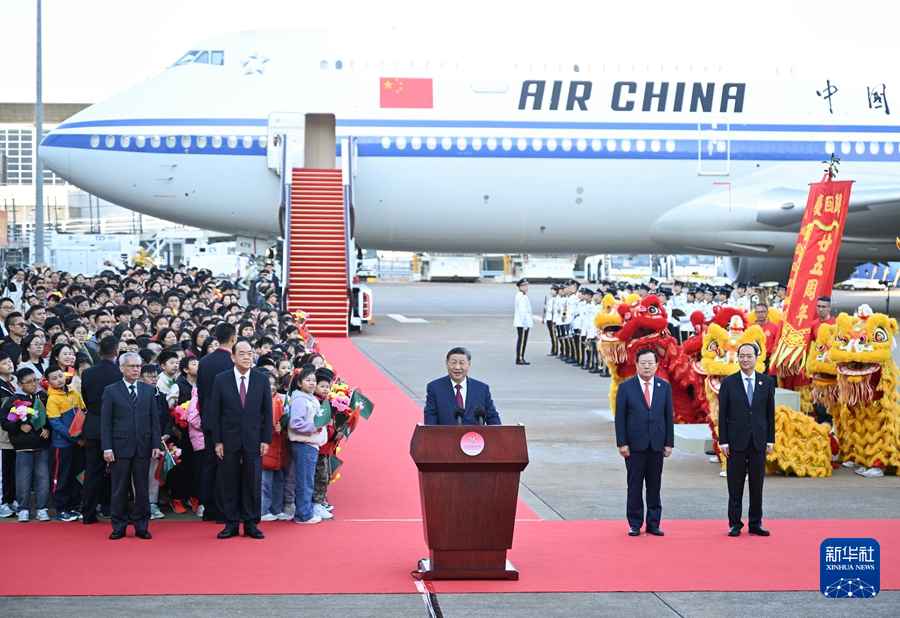 12月18日下午，中共中央总书记、国家主席、中央军委主席习近平乘专机抵达澳门，出席将于20日举行的庆祝澳门回归祖国25周年大会暨澳门特别行政区第六届政府就职典礼并视察澳门。这是习近平在机场发表重要讲话。新华社记者 燕雁 摄