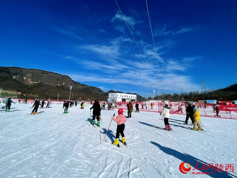 陕西铜川照金国际滑雪场,人们尽情体验滑雪运动带来的快乐。人民网记者 魏鑫 摄 陕西铜川照金国际滑雪场,人们尽情体验滑雪运动带来的快乐。人民网记者 魏鑫 摄