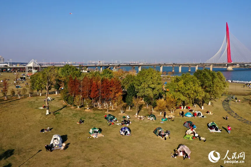 江西赣江市民公园里,市民们搭着帐篷享受冬日暖阳。人民网记者 时雨 摄 江西赣江市民公园里,市民们搭着帐篷享受冬日暖阳。人民网记者 时雨 摄