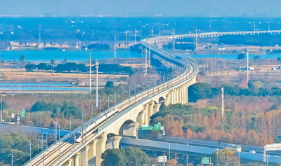 試運(yùn)行列車駛過滬蘇湖高鐵青浦特大橋金澤橋段。張海峰攝（人民視覺）