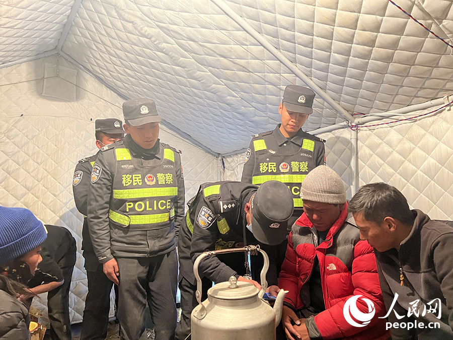 00后洛桑多吉（左）和馬樂聘（右）開展防火宣傳。人民日報記者 瓊達卓嘎攝