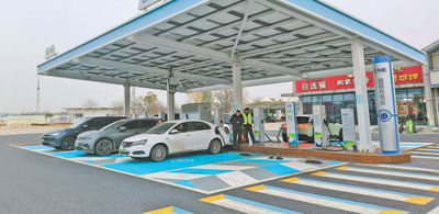 福银高速湖北孝感服务区超级充电站。谭帅摄 福银高速湖北孝感服务区超级充电站。谭帅摄