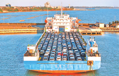 琼州海峡首艘专门用于新能源汽车运输的货船“绿源一号”。黄邦隆摄 琼州海峡首艘专门用于新能源汽车运输的货船“绿源一号”。黄邦隆摄