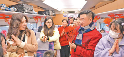 成都客运段在列车上开展“高铁非遗文化节”活动。 王明峰 王超 摄影报道 成都客运段在列车上开展“高铁非遗文化节”活动。 王明峰 王超 摄影报道