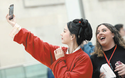 英国伦敦大英博物馆内，一名参观者与中国汉服爱好者合影。新华社记者 李颖摄