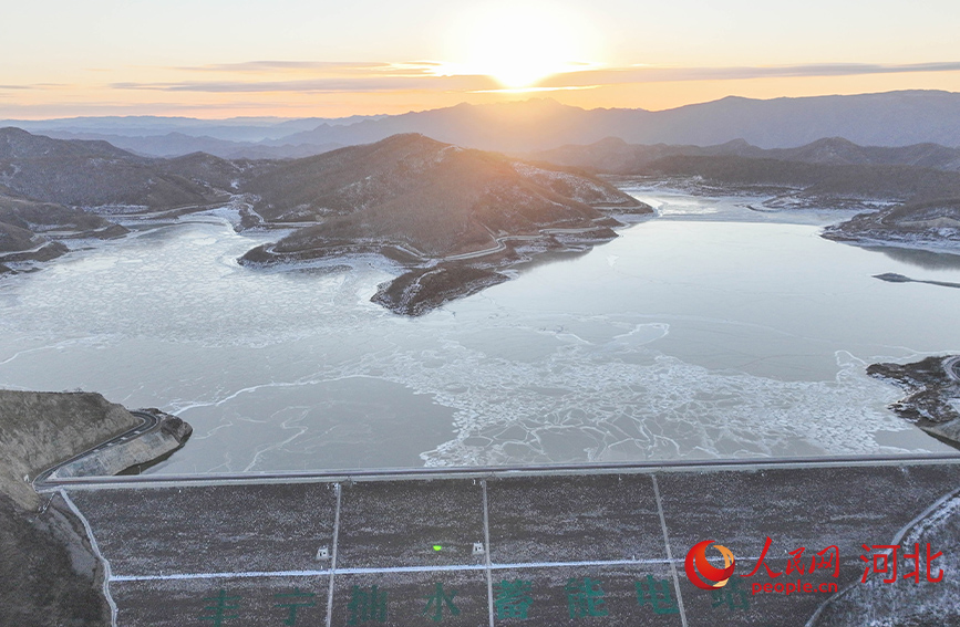 國(guó)家電網(wǎng)河北豐寧抽水蓄能電站上水庫(kù)。人民網(wǎng)記者 周博攝