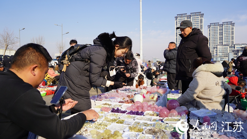 水晶大集上活躍著不少跨境電商博主。人民網 張瀚天攝