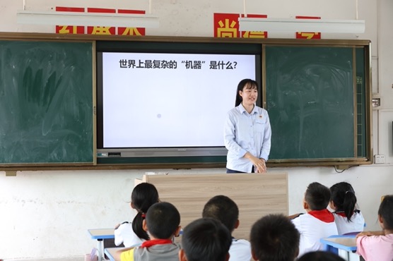 志愿者为小学生们带来生动有趣的科普课。 黄义权 摄