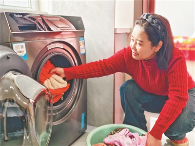 赵海的妻子安娟娟在使用智能洗衣机。 段 海摄 赵海的妻子安娟娟在使用智能洗衣机。 段 海摄