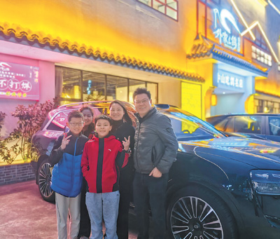 廖创一家人出游途中和新车合影。 受访者供图 廖创一家人出游途中和新车合影。 受访者供图