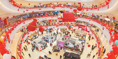 四川省广安市广安区一家商场内,前来消费的顾客络绎不绝。 张国盛摄 四川省广安市广安区一家商场内,前来消费的顾客络绎不绝。 张国盛摄