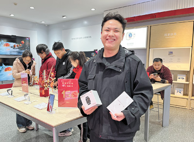 马瑞晨展示购买的手机和智能手表。 本报记者 姚雪青摄 马瑞晨展示购买的手机和智能手表。 本报记者 姚雪青摄