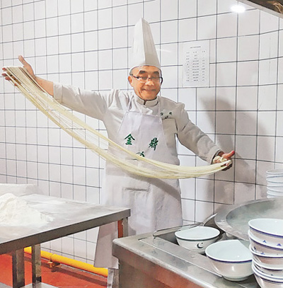 兰州牛肉面第四代传承人马文斌在拉面。本报记者宋朝军摄