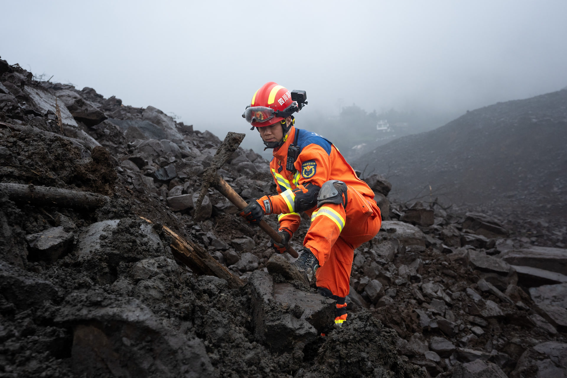 新华社照片，筠连（四川），2025年2月9日，一名消防员在搜救被困人员。