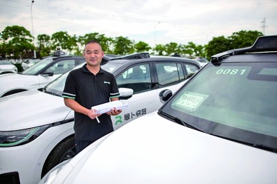 在人力资源和社会保障部公布的19个新职业中，智能网联汽车测试员位列其中，定义为“使用工具、量具、检测仪器及设备，对智能网联汽车及其相关零部件进行功能验证和测试的人员”。新华社记者 伍志尊摄