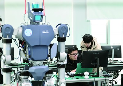 2月24日，在湖北武汉格蓝若智能技术股份有限公司，研发团队成员在调试人形机器人。新华社记者 杜子璇摄