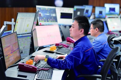 在位于湖南省湘潭市的湘潭钢铁集团有限公司五米宽厚板厂智慧中心，工作人员在远程操作精炼设备。新华社记者 陈泽国摄