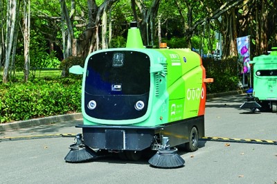 广东深圳莲花山公园拍摄的环卫机器人。新华社记者 梁旭摄