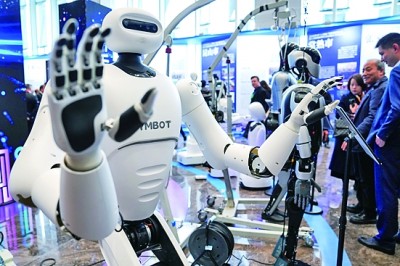 2025年江苏省苏州市“人工智能+”创新发展推进大会暨人工智能赋能新型工业化深度行（苏州站）活动现场展示的人形机器人。新华社记者 李博摄