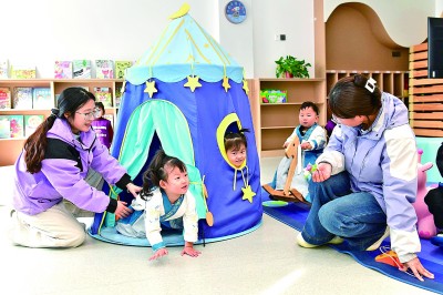 在山东郓城县梦马贝儿托育早教中心,托育老师陪孩子们做游戏。新华社发 在山东郓城县梦马贝儿托育早教中心,托育老师陪孩子们做游戏。新华社发