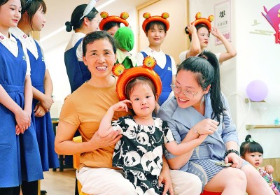 广东深圳市,老年人与孩子一起参加“庆六一”活动。资料图片 广东深圳市,老年人与孩子一起参加“庆六一”活动。资料图片