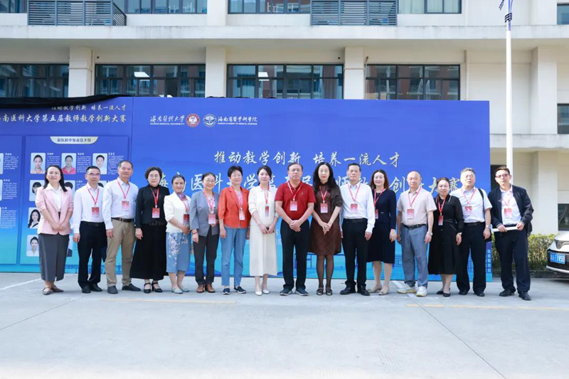 来自4所高校的15位大赛评委专家合影留念