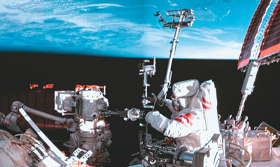 3月21日，神舟十九号航天员蔡旭哲在空间站组合体舱外工作。（拍摄于北京航天飞行控制中心）新华社记者 李明刚摄