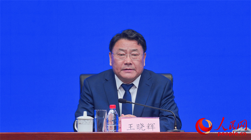 中国—亚欧博览会秘书处秘书长、新疆国际博览事务局党组书记王晓辉回答记者提问。人民网 李欣洋摄