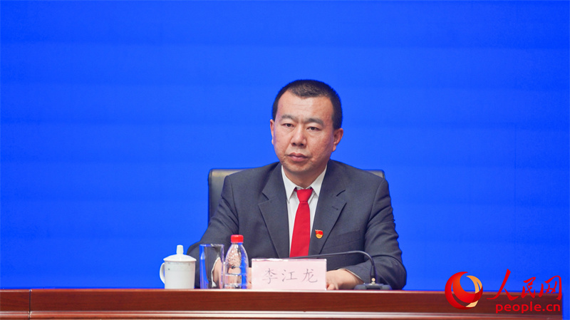 新疆国际博览事务局策划发展部部长李江龙回答记者提问。人民网 李欣洋摄