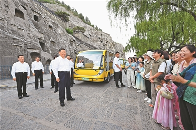 习近平：坚定信心推动高质量发展高效能治理 奋力谱写中原大地推进中国式现代化新篇章