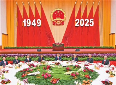 9月30日晚，庆祝中华人民共和国成立76周年招待会在北京人民大会堂举行。习近平、李强、赵乐际、王沪宁、蔡奇、丁薛祥、李希、韩正等党和国家领导人与中外人士欢聚一堂，共庆中华人民共和国华诞。新华社记者谢环驰摄