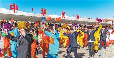 民族团结是我国各族人民的生命线,中华民族共同体意识是民族团结之本。图为新疆塔什库尔干塔吉克自治县,穿着多民族服饰的村民在进行展演。新华社记者 徐宏岩摄 民族团结是我国各族人民的生命线,中华民族共同体意识是民族团结之本。图为新疆塔什库尔干塔吉克自治县,穿着多民族服饰的村民在进行展演。新华社记者 徐宏岩摄
