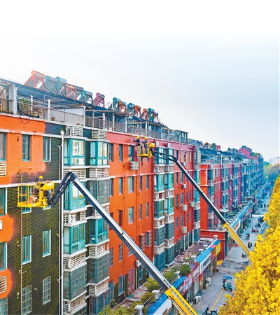 老旧小区改造是提升居民居住品质、保障居民安居乐业的重要举措。图为安徽芜湖繁昌区,工人在进行老旧小区改造。肖本祥摄(人民视觉) 老旧小区改造是提升居民居住品质、保障居民安居乐业的重要举措。图为安徽芜湖繁昌区,工人在进行老旧小区改造。肖本祥摄(人民视觉)