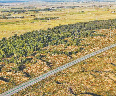 “十四五”时期,“三北”工程攻坚战取得阶段性成效。图为内蒙古库布其沙漠北缘锁边林带。新华社记者 李志鹏摄 “十四五”时期,“三北”工程攻坚战取得阶段性成效。图为内蒙古库布其沙漠北缘锁边林带。新华社记者 李志鹏摄