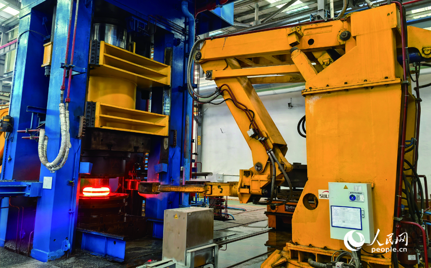 河南封丘:智能軌道交通車輪產(chǎn)線“熱辣滾燙”