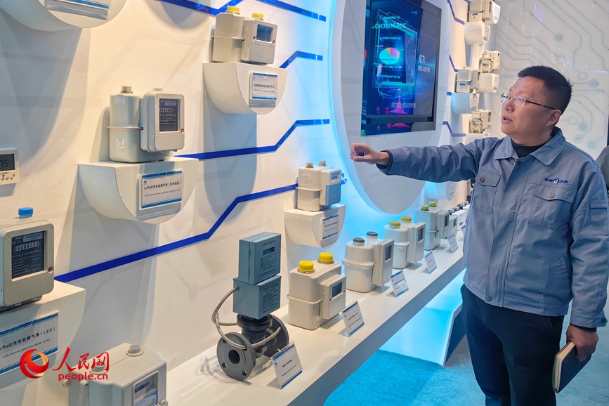 安然测控工作人员介绍燃气表发展历程。人民网程明辉摄