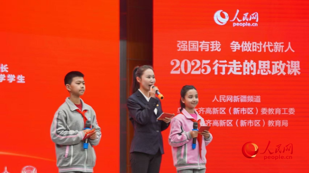 乌鲁木齐市第八十小学德育科科长来育琦（中）和该校学生帕热扎提·祖力朴哈尔（右一）、李泽洋（左一）分享参加“行走的思政课”的感悟与收获。人民网记者 李欣洋摄