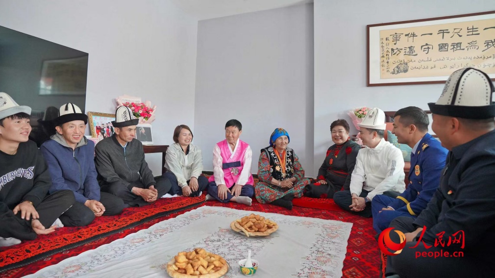 在“人民楷模”布茹玛汗·毛勒朵家中，来自民族地区的英雄模范代表及嘉宾们齐聚一堂。人民网记者 李欣洋摄