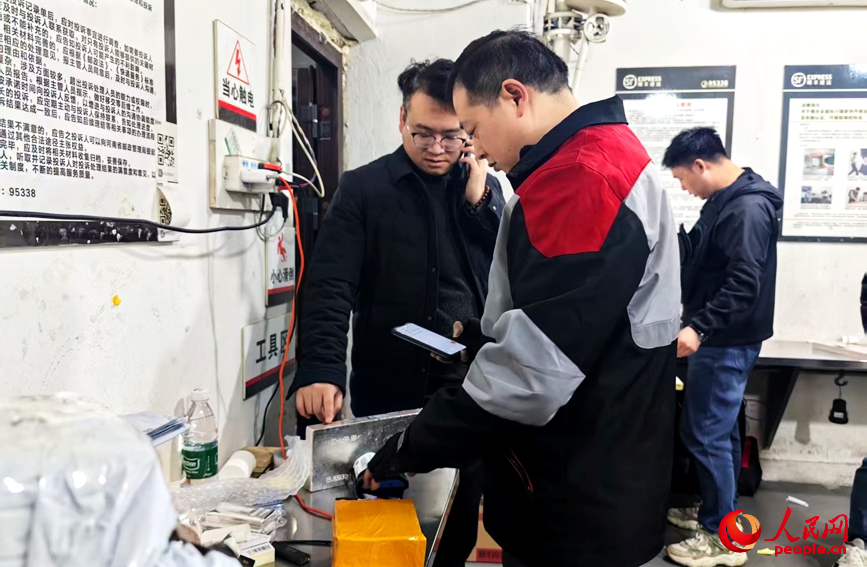 顺丰便利店内，任秀林正在验视确认待寄出的物品。人民网记者 侯琳琳摄