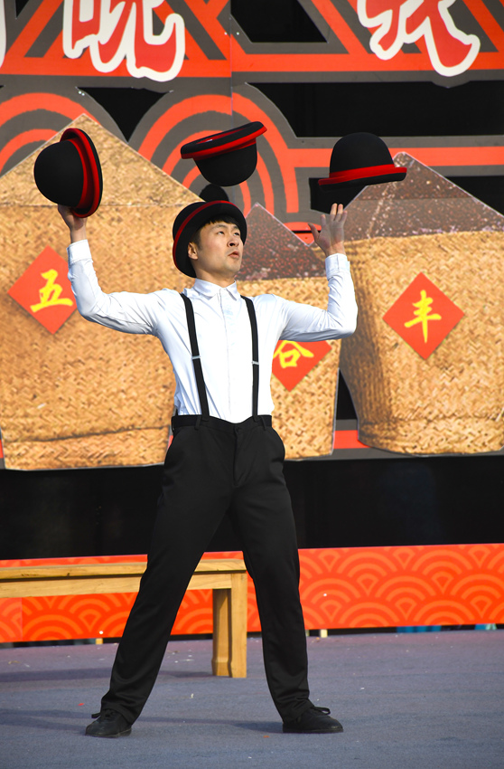 东北庄杂技“村晚”现场。高崟人 摄