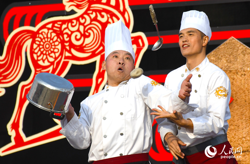 精彩的表演。人民网记者 慎志远摄