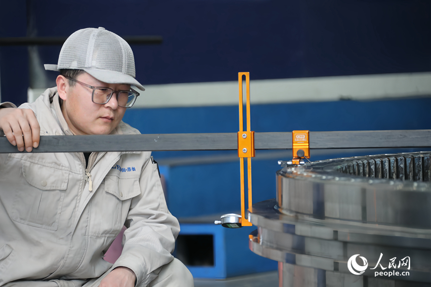 工人在車(chē)間忙碌著。人民網(wǎng)記者 霍亞平攝