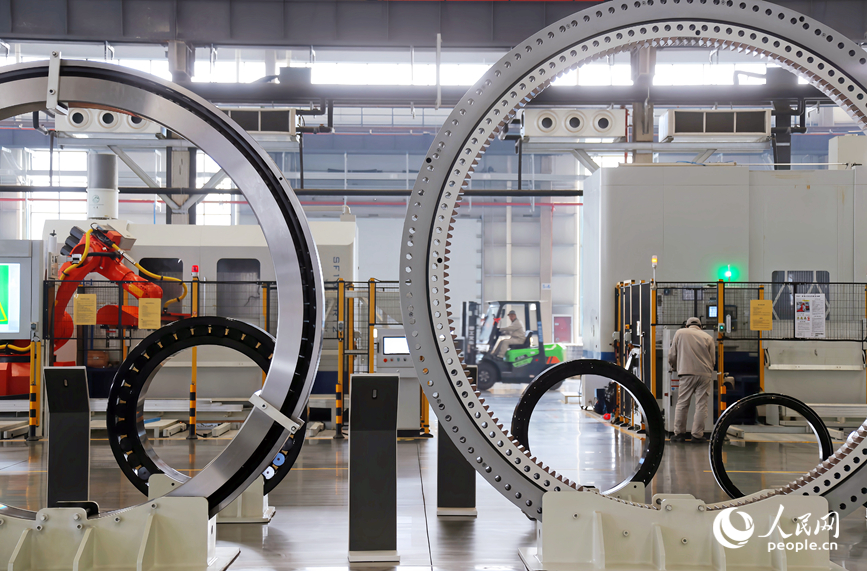 工人在車(chē)間忙碌著。人民網(wǎng)記者 霍亞平攝