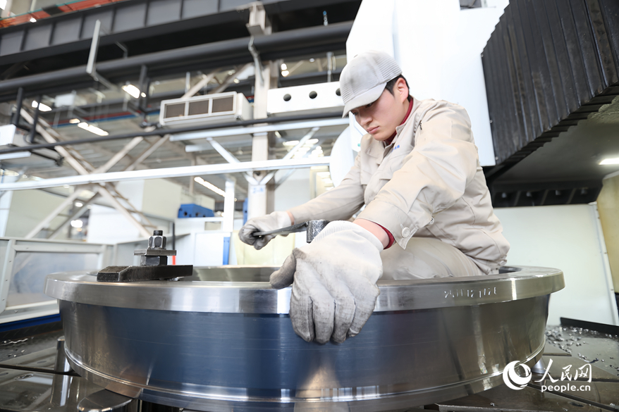 工人在車(chē)間忙碌著。人民網(wǎng)記者 霍亞平攝