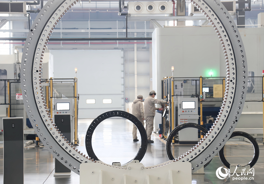 工人在車(chē)間忙碌著。人民網(wǎng)記者 霍亞平攝