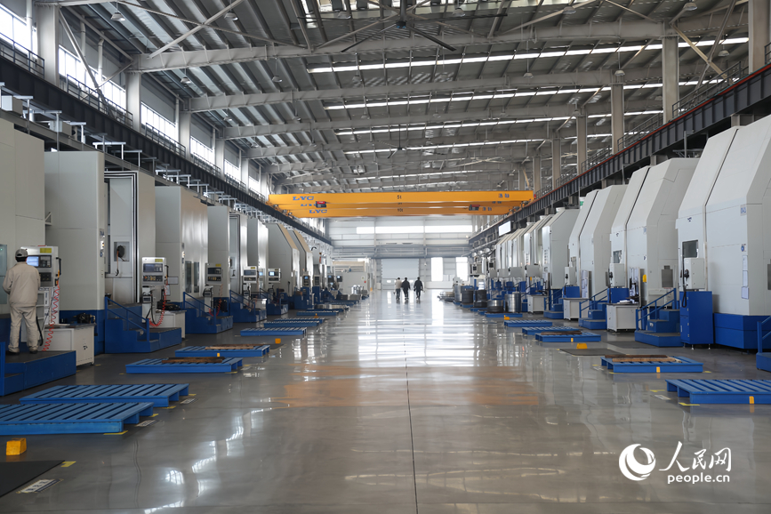 工人在車(chē)間忙碌著。人民網(wǎng)記者 霍亞平攝